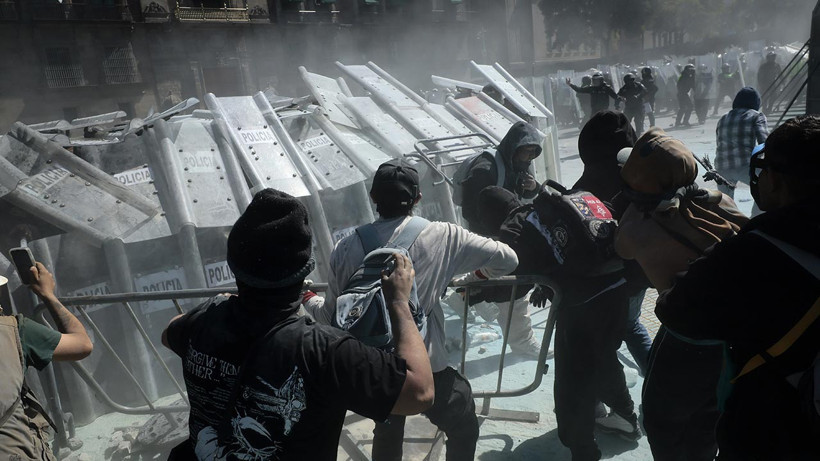 Meksika’da Binler Sokaklara Döküldü: Polis ve Göstericiler Karşı Karşıya! Çok Sayıda Yaralı - Resim : 2