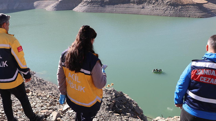 Van’da  Otomobil Göle Uçtu: 2 Kişinin Cansız Bedeni Çıkarıldı, 1 Kişi Hala Aranıyor - Resim : 2