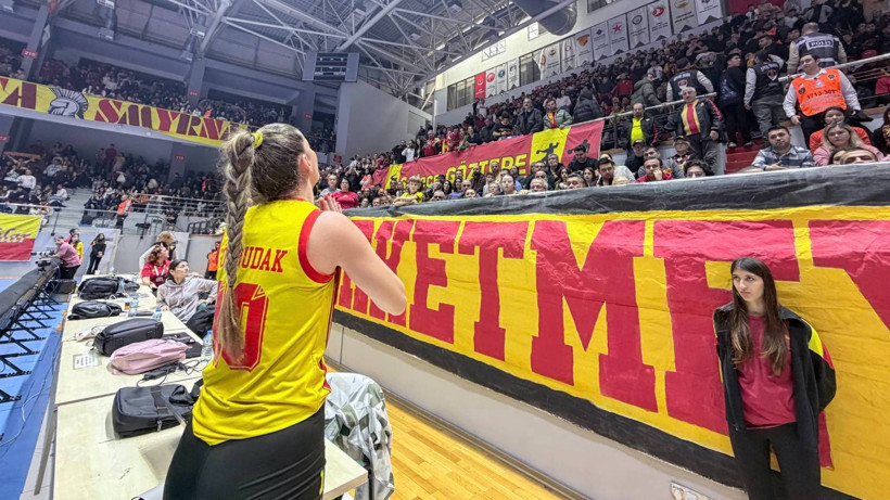 Göztepe-Beşiktaş Maçında Kaos! Maç Durdu, Salona Polis Girdi - Resim : 1