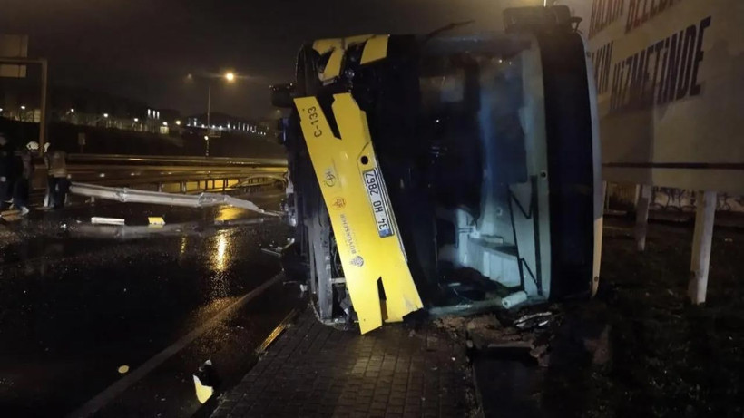 İstanbul'da Sağanak Sonrası Peş Peşe Kazalar! Servis Minibüsü Devrildi - Resim : 2