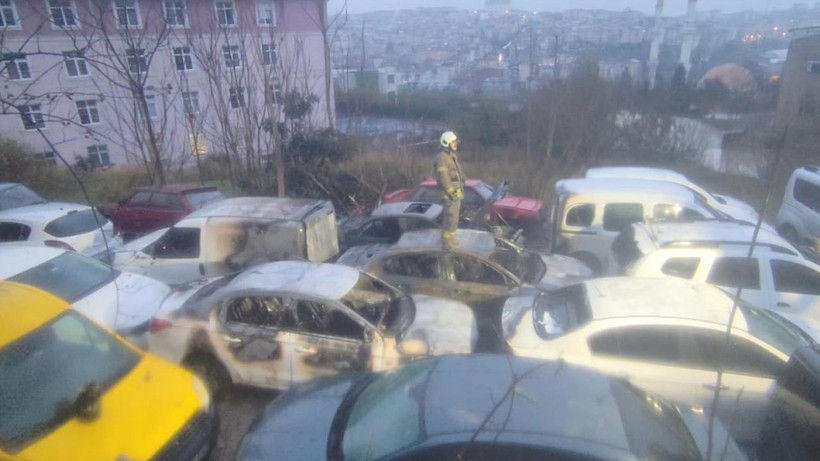 Gaziosmanpaşa’da Otoparkta Yangın: Araçlar Alevler İçinde Kaldı - Resim : 1