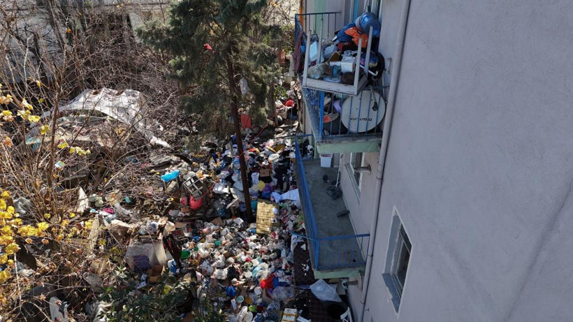 Böyle Çöp Ev Görülmedi! Tam 10 Kamyon Çöp Çıktı - Resim : 1