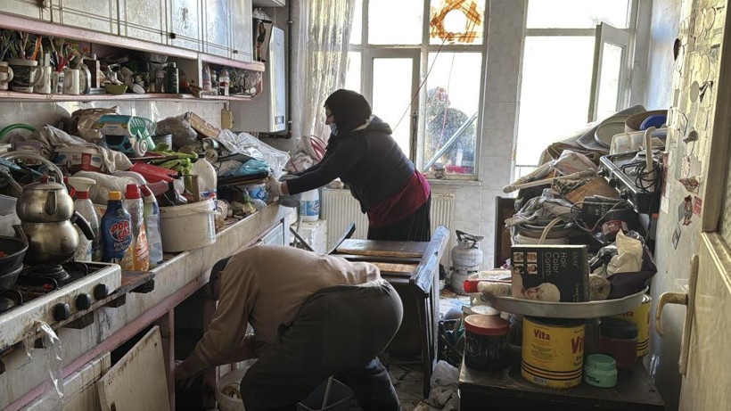 Böyle Çöp Ev Görülmedi! Tam 10 Kamyon Çöp Çıktı - Resim : 2