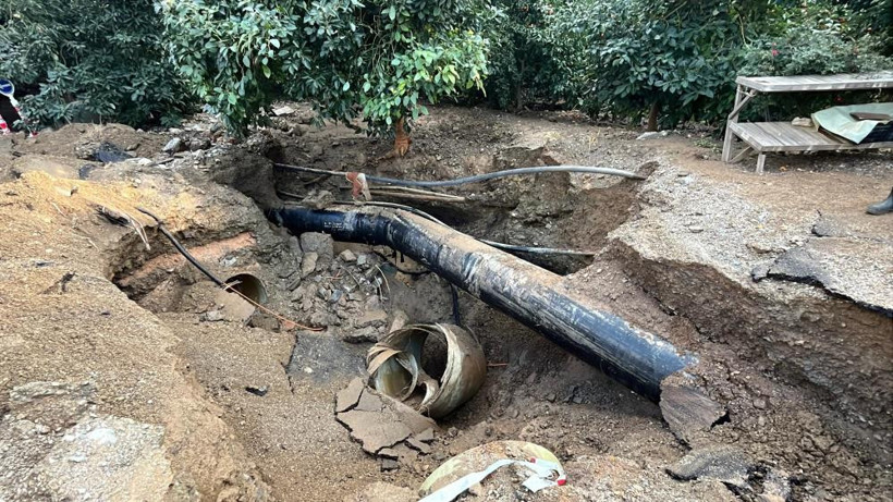 Antalya'da Korkutan Anlar: Boru Patladı, Sular Yükseldi, Araç Bahçeye Sürüklendi - Resim : 2