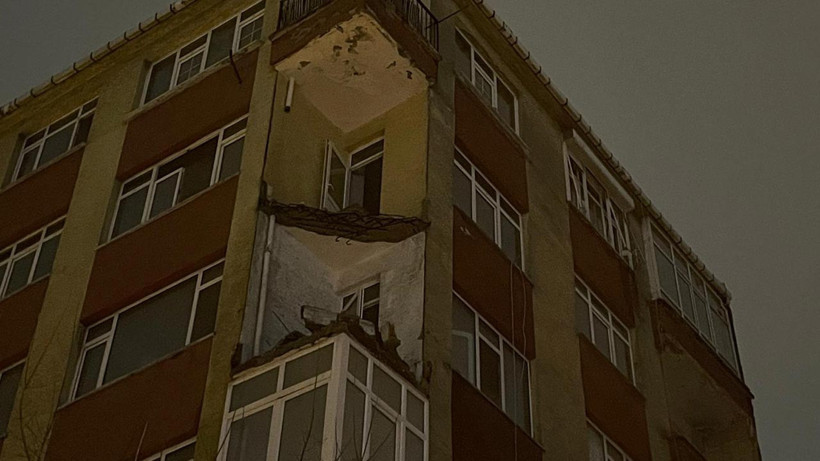 İstanbul’u Fırtına Vurdu! Ağaçlar Devrildi, Yol Çöktü, Balkon Yıkıldı - Resim : 4