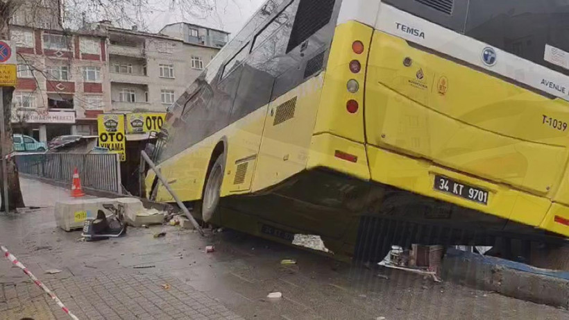 Esenler'de İETT Otobüsü Otoparka Daldı - Resim : 1