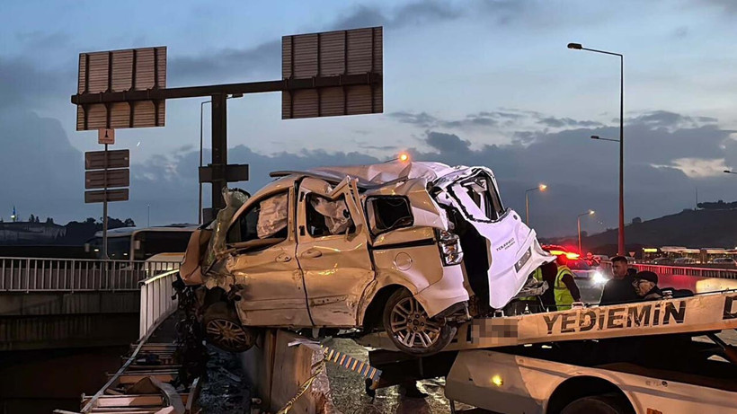 İzmir’de Korku Dolu Anlar: Araç Viyadükte Asılı Kaldı - Resim : 2