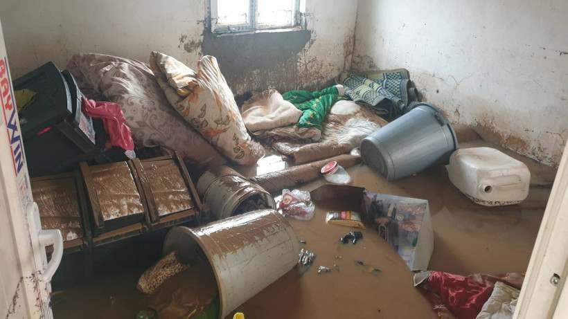 Antalya'yı Sağanak Vurdu: Yollar Kapandı, Ev ve İş yerlerini Su Bastı - Resim : 7