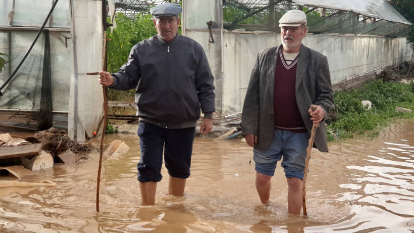 Antalya'yı Sağanak Vurdu: Yollar Kapandı, Ev ve İş yerlerini Su Bastı - Resim : 3
