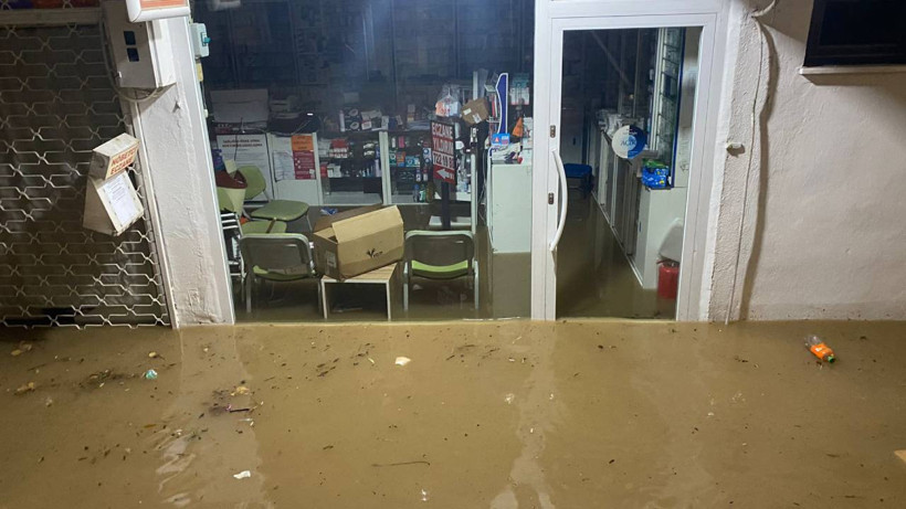 Antalya'yı Sağanak Vurdu: Yollar Kapandı, Ev ve İş yerlerini Su Bastı - Resim : 4