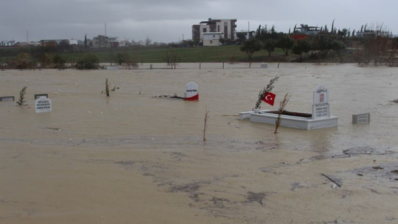 Adana ve Mersin'i Kuvvetli Yağış Vurdu... Dereler Taştı, Yollar Kapandı - Resim : 2