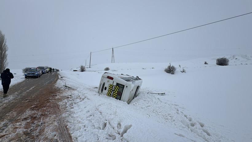 Sivas'ta Öğrenci Servisi Şarampole Devrildi - Resim : 1