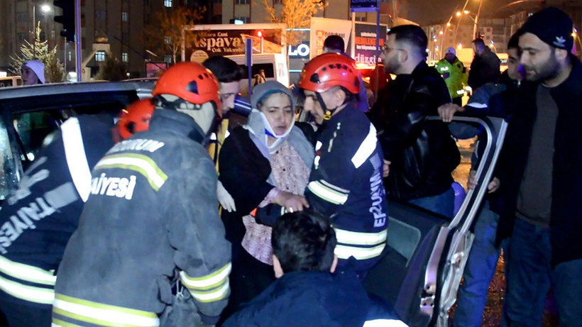 Erzurum’da 3 Aracın Karıştığı Kazada 9 Yaralı! İtfaiyecinin Davranışı Yürekleri Isıttı - Resim : 3