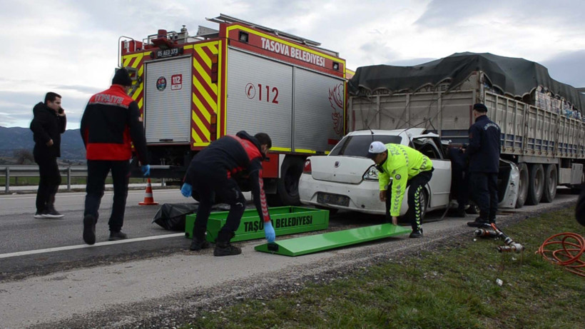 Cenaze Yolunda Dehşete Düşüren Kaza! Kağıt Gibi Ezildi, 2 Kişi Öldü - Resim : 3