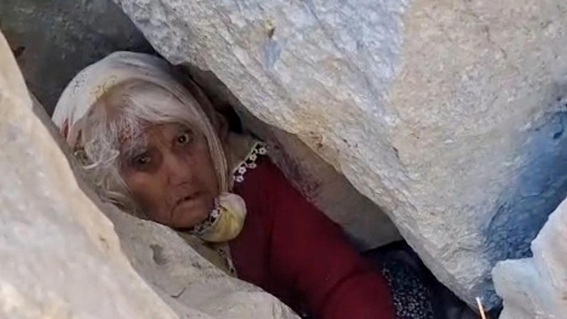 Ölümle Burun Buruna 24 Saat: 80 Yaşındaki Kadın 5 Metrelik Yarıkta Bulundu - Resim : 2