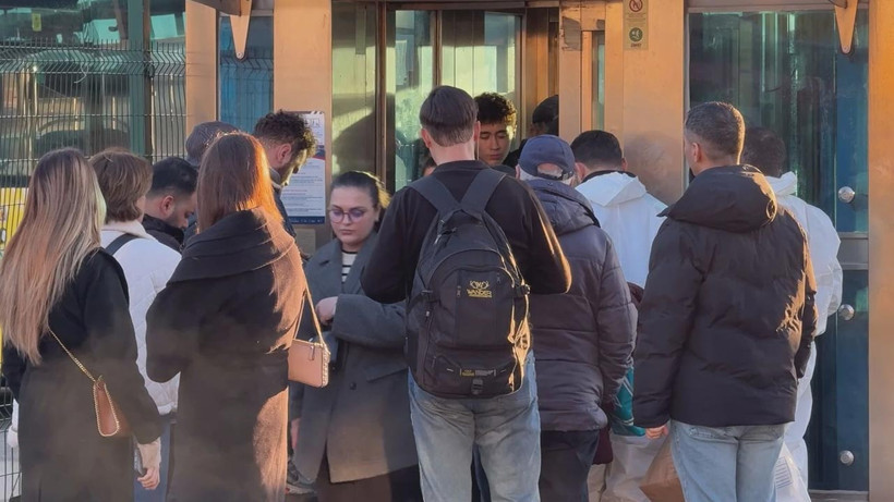 Lise Öğrencisi Aylin, Metro İstasyonunda İntihar Etti! Kahreden ‘Akran Zorbalığı’ İddiası! Son Mesajı Ortaya Çıktı - Resim : 1