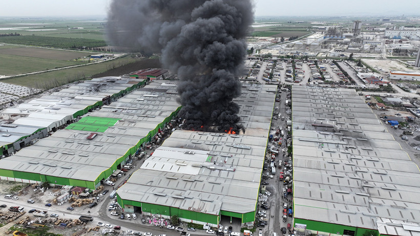 Adana’da Geri Dönüşüm Tesisinde Büyük Yangın: TOMA’lar Devrede - Resim : 1