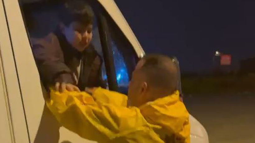 Adana'yı Sağanak Vurdu! Mahsur Kalan Çocuklar Kurtarıldı - Resim : 2