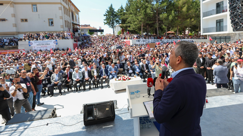 Özgür Özel Çorum'dan Seslendi: 'Baş Eğmeyeceğim, Biz Kazanacağız' - Resim : 1