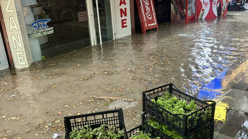 Kırşehir'de Sel Alarmı: Cadde ve İş Yerlerini Su Bastı - Resim : 2