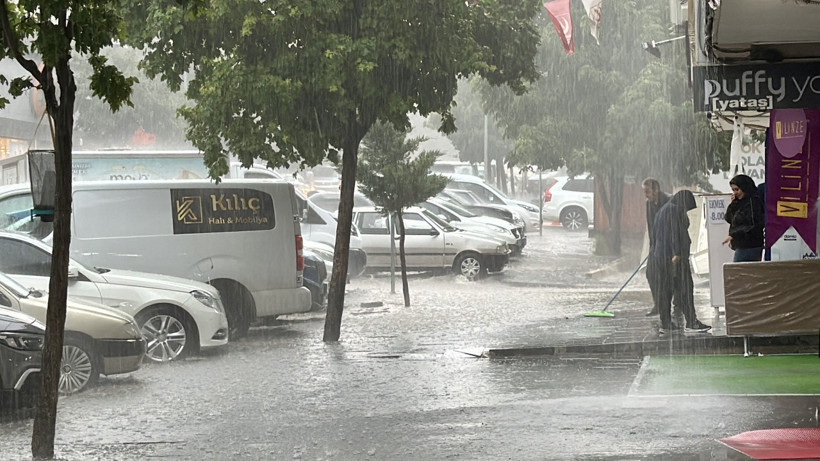 Kırşehir'de Sel Alarmı: Cadde ve İş Yerlerini Su Bastı - Resim : 1