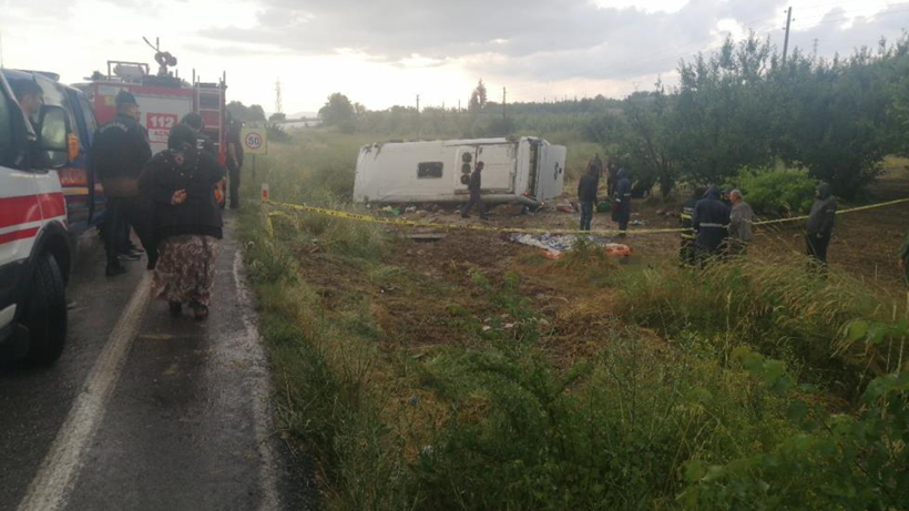 Isparta’da Feci Kaza: Tur Minibüsü Şarampole Uçtu, Çok Sayıda Ölü ve Yaralı - Resim : 1
