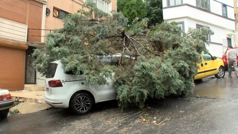 İstanbul'da Sağanak Hayatı Felç Etti! Caddeler Göle Döndü - Resim : 4