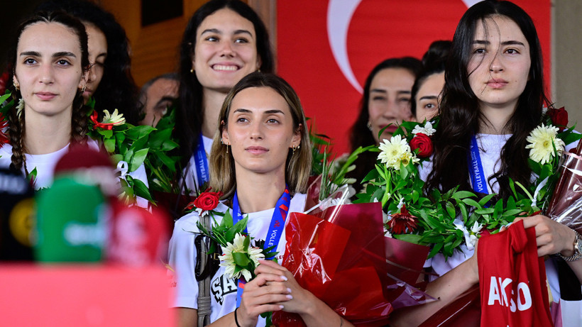 Altın Madalyayla Geldiler! İstanbul’da 'Sultanlar' İçin Dev Karşılama Töreni - Resim : 1