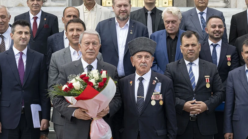 Şehit Aileleri ve Gazilerle Görüşen Hulusi Akar’dan Düzenleme Sözü: 'Yeni Adımlar Atacağız' - Resim : 1