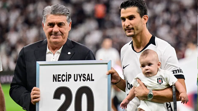 Beşiktaş’ta Bir Devrin Sonu... Necip Uysal Futbola Veda Etti - Resim : 2