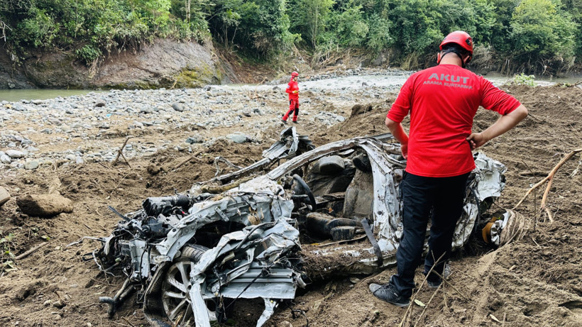 Giresun'da Sel Felaketinin 4. Günü: Hurdaya Dönen Araç Bulundu, Dayı ve Yeğen Aranıyor - Resim : 2