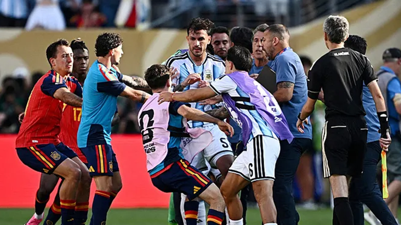 İspanyol Oyunculara Saldırmışlardı: FIFA'dan Arjantinli 2 Oyuncuya Ağır Ceza - Resim : 1