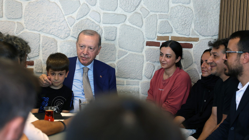 Cumhurbaşkanı Erdoğan Çengelköy'de Esnafla Buluştu: Kebapçı Davetini Geri Çevirmedi - Resim: 2