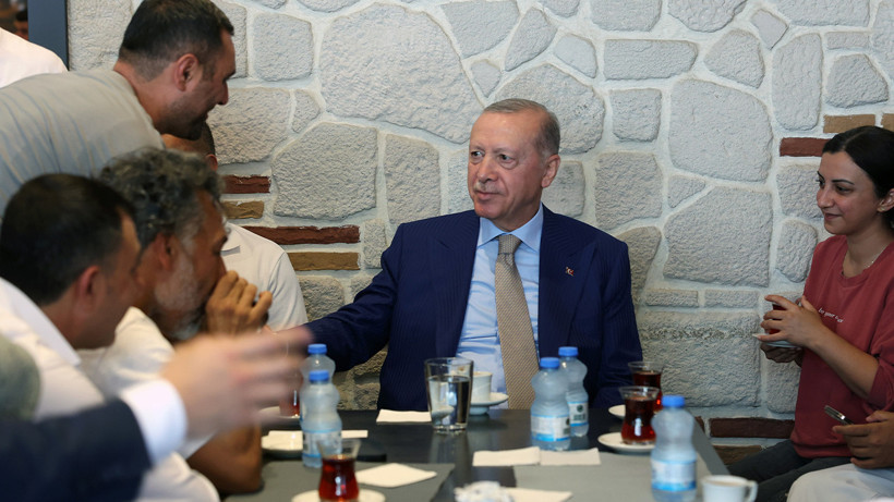 Cumhurbaşkanı Erdoğan Çengelköy'de Esnafla Buluştu: Kebapçı Davetini Geri Çevirmedi - Resim: 1