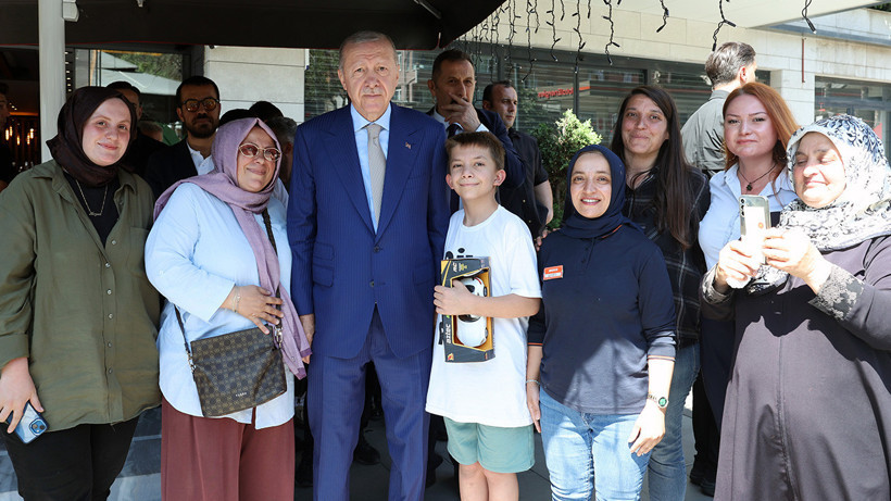 Cumhurbaşkanı Erdoğan Çengelköy'de Esnafla Buluştu: Kebapçı Davetini Geri Çevirmedi - Resim: 4