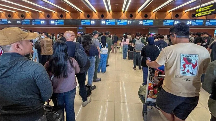 Endonezya'da Peş Peşe Volkanik Patlamalar! 270 Binden Fazla Yolcunun Seyahati Aksadı - Resim : 2
