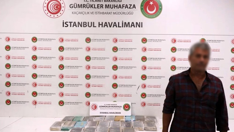 Meksika’dan İstanbul’a Uyuşturucu Hattı! Valizlerden 206 Milyon TL’lik Kokain Çıktı, Pilot Kıyafetiyle Kaçan Zehir Taciri Aranıyor - Resim : 1