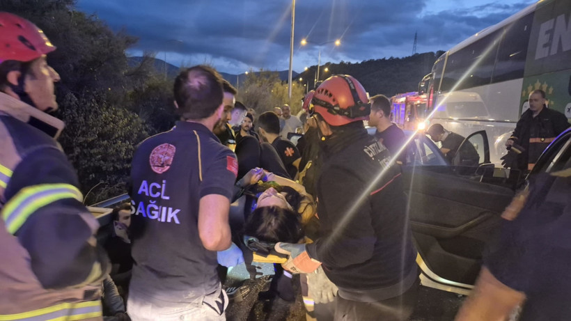 İstanbul-İzmir Otoyolu'nda Zincirleme Kaza! 11 Yaralı - Resim : 2