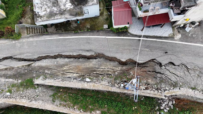 Rize'de Sel Dehşeti: İyidere'de Yol İkiye Bölündü, 60 Santimetre Çöktü - Resim : 2
