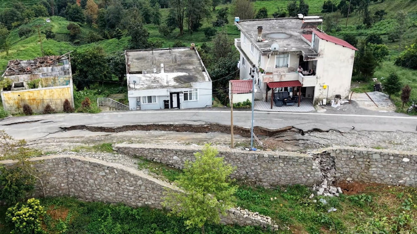 Rize'de Sel Dehşeti: İyidere'de Yol İkiye Bölündü, 60 Santimetre Çöktü - Resim : 3