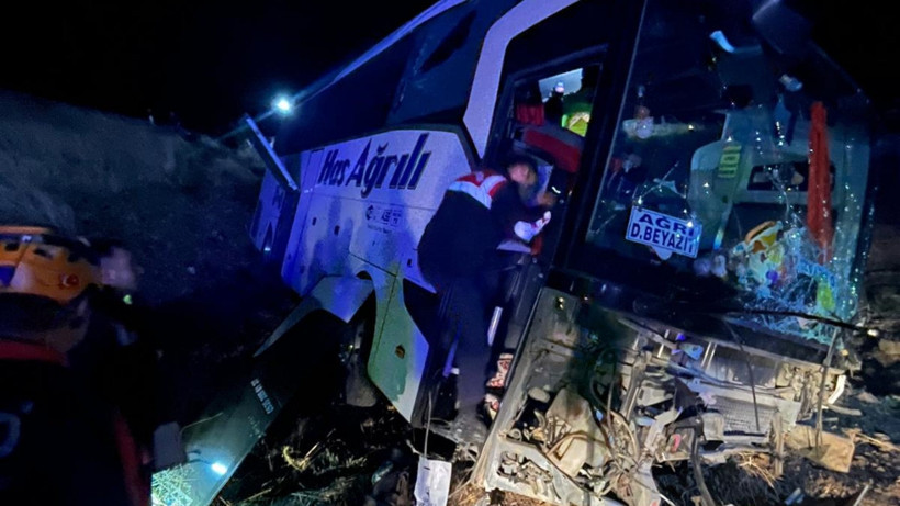 Amasya'da Korkutan Kaza! Otobüs Tarlaya Devrildi, 24 Yaralı - Resim : 1