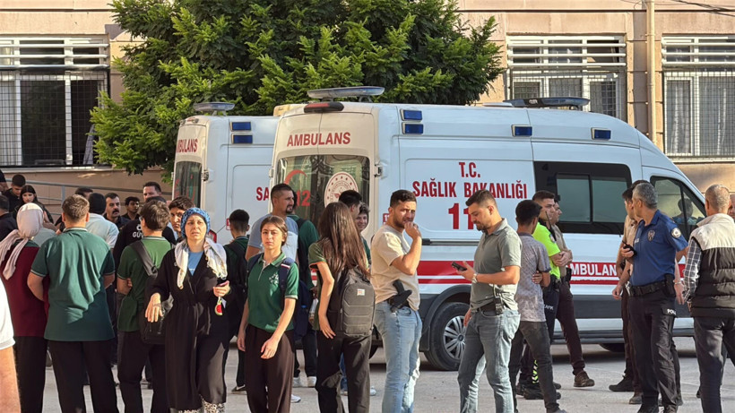 Manisa’da Lise Önünde Silahlı Saldırı! Çok Sayıda Yaralı Var: Saldırgan Gözaltında, Soruşturma Başlatıldı - Resim : 1