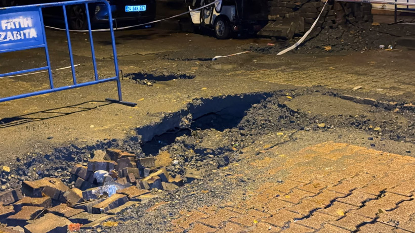 Sağanak Kabusu Gece Yarısı Vurdu! İstanbul ve Ankara'da Felaket: Evleri ve Alt Geçitleri Su Bastı, Yollar Çöktü, Araçlar Çukura Düştü - Resim : 11