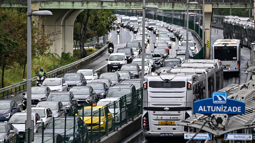 İstanbul’da Yağışlı Sabah Trafiği Çileye Döndü: Anadolu Yakası’nda Yoğunluk Yüzde 89’a Çıktı - Resim : 1