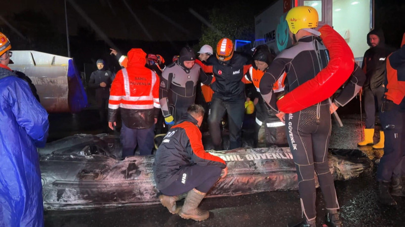 Sarıyer Ayazağa'da Can Pazarı: Sel Sularından Botlarla Çıkarıldılar! - Resim : 3