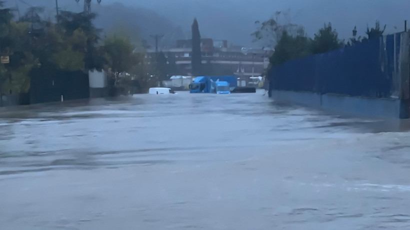 Sarıyer Ayazağa'da Can Pazarı: Sel Sularından Botlarla Çıkarıldılar! - Resim : 1