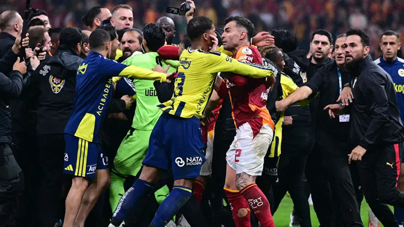 Derbi Sonrası Ortalık Karıştı, 2 Oyuncuya Kırmızı Kart! Polis Sahaya Girdi - Resim : 1