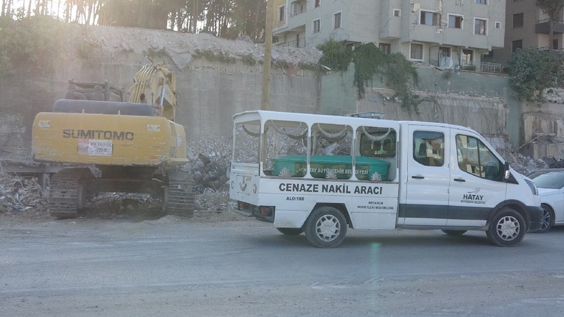 Hatay'da depremin 215. gününde enkazdan ceset çıktı! - Resim : 1