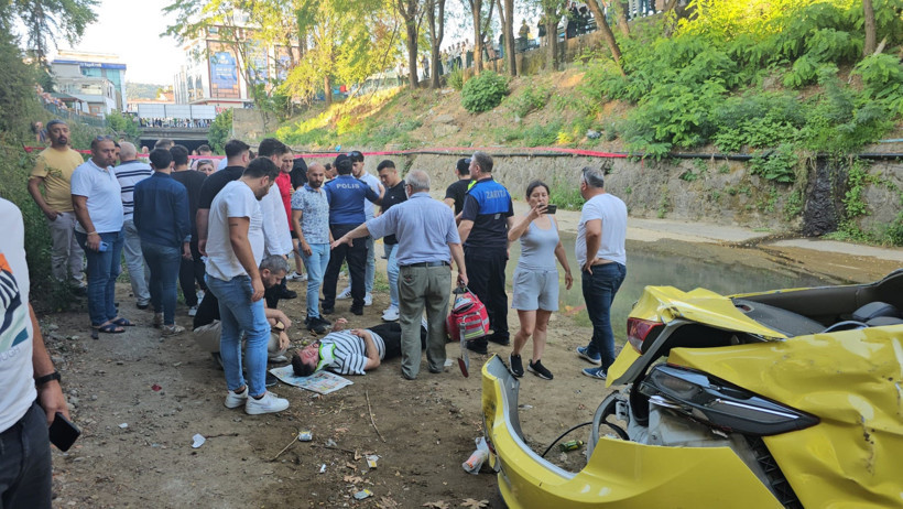 Freni Patlayan Kamyon Taksiye Vurdu! Taksi Yayaların Arasına Dalıp Dereye Uçtu: 1 Ölü, 4 Yaralı - Resim : 1