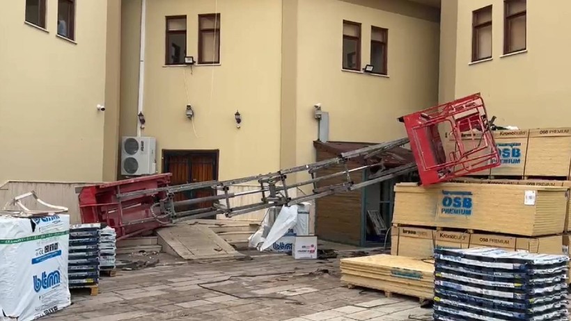 Müze Tadilatında Facia: Asansör İşçilerle Birlikte Devrildi - Resim : 1
